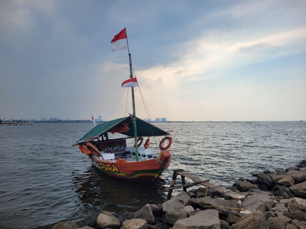 a boat at ancol